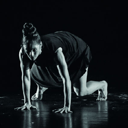 Imagen de una bailarina de Danza Universitaria en el escenario 