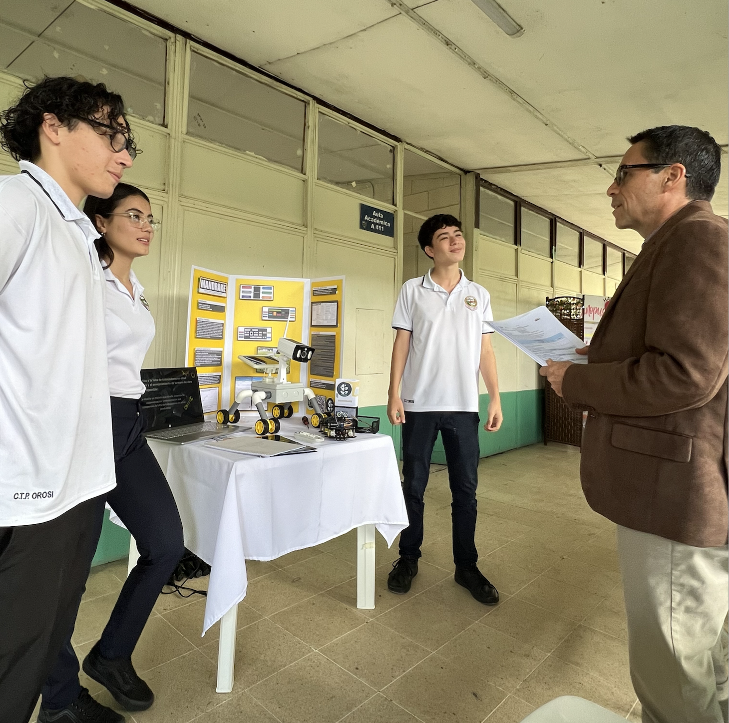 Exposición a don luis Jimenez de estudiantes como parte de expo técnicas 