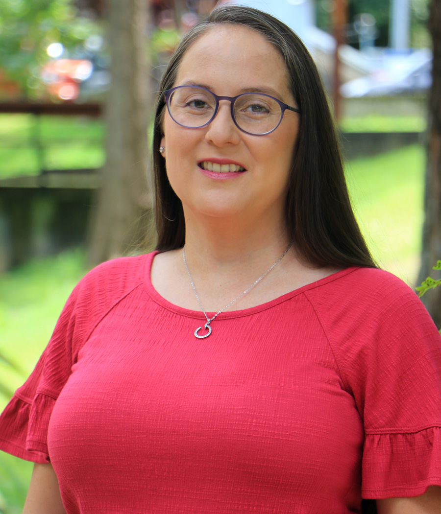 fotografía de Sara, mujer joven  en el campus