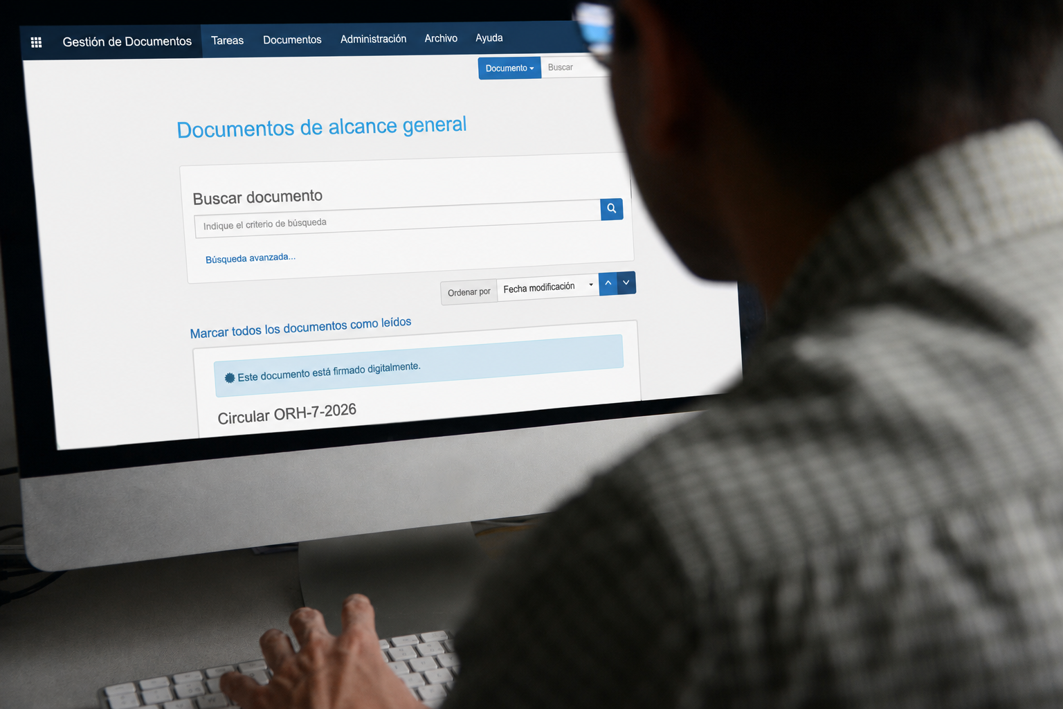 Persona utilizando el SIGEDI en una computadora de escritorio
